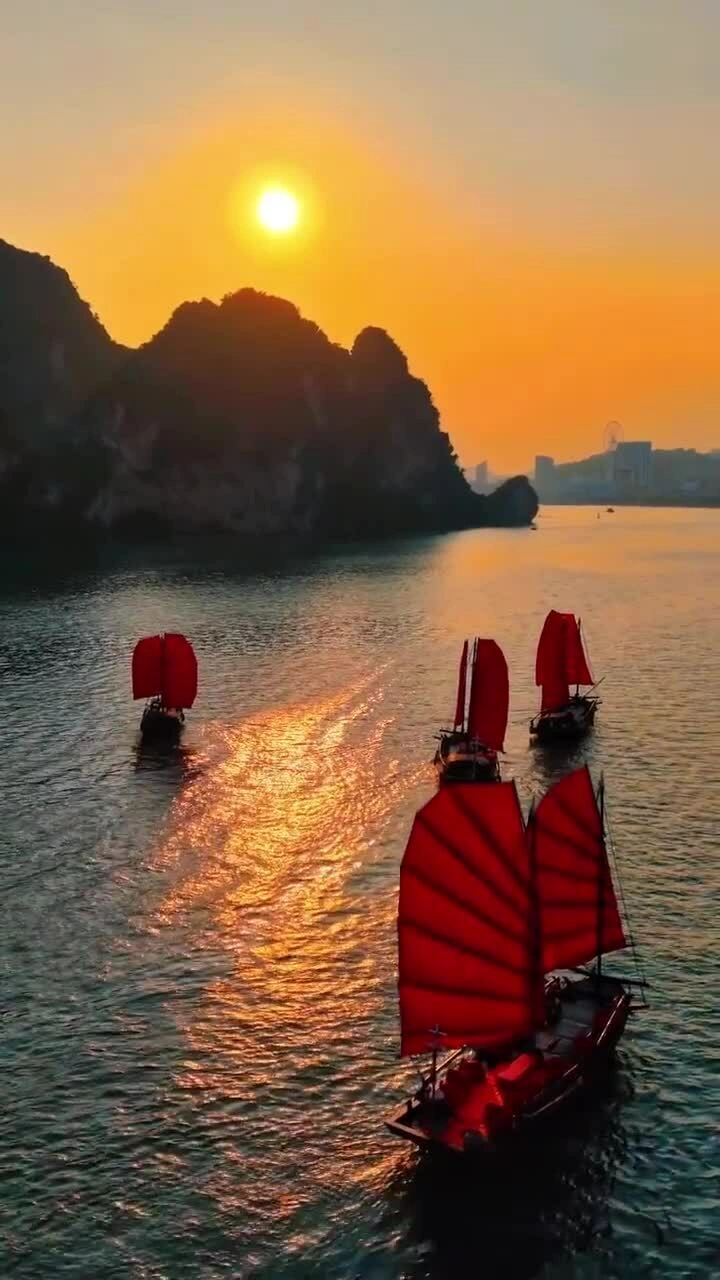 'Hoa hậu đẹp nhất thế giới' khám phá vịnh Hạ Long