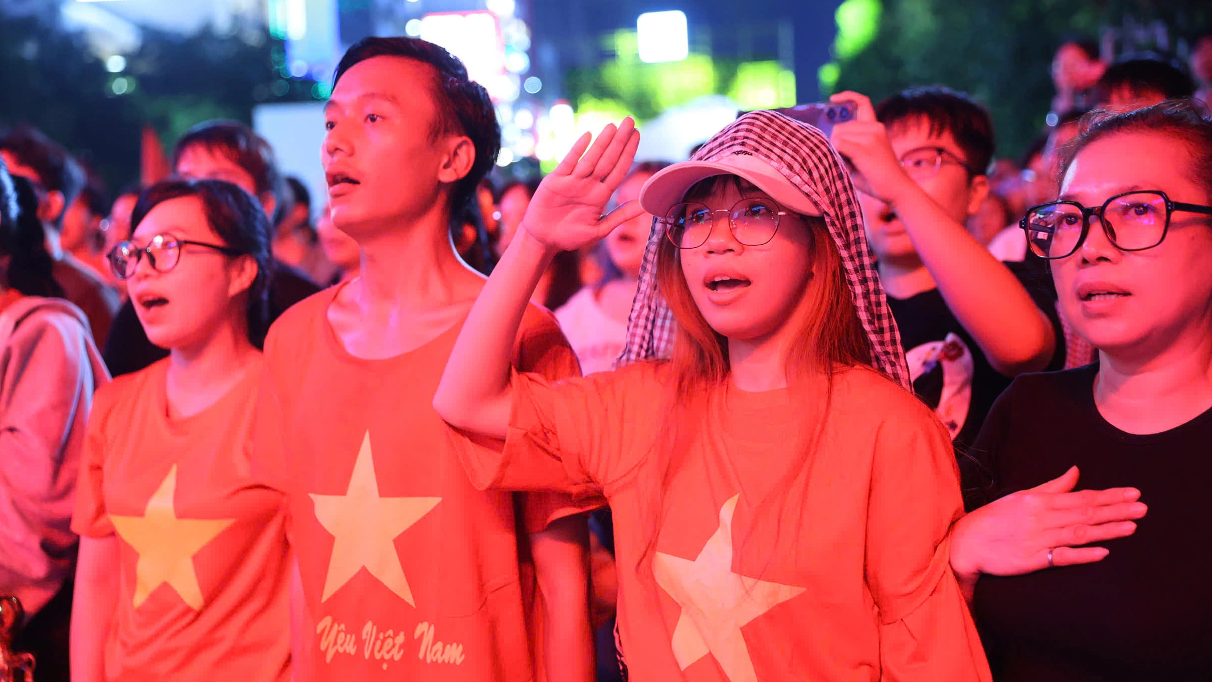Khoảnh khắc hàng chục nghìn khán giả đội mưa xem concert 'Tổ quốc trong tim'
