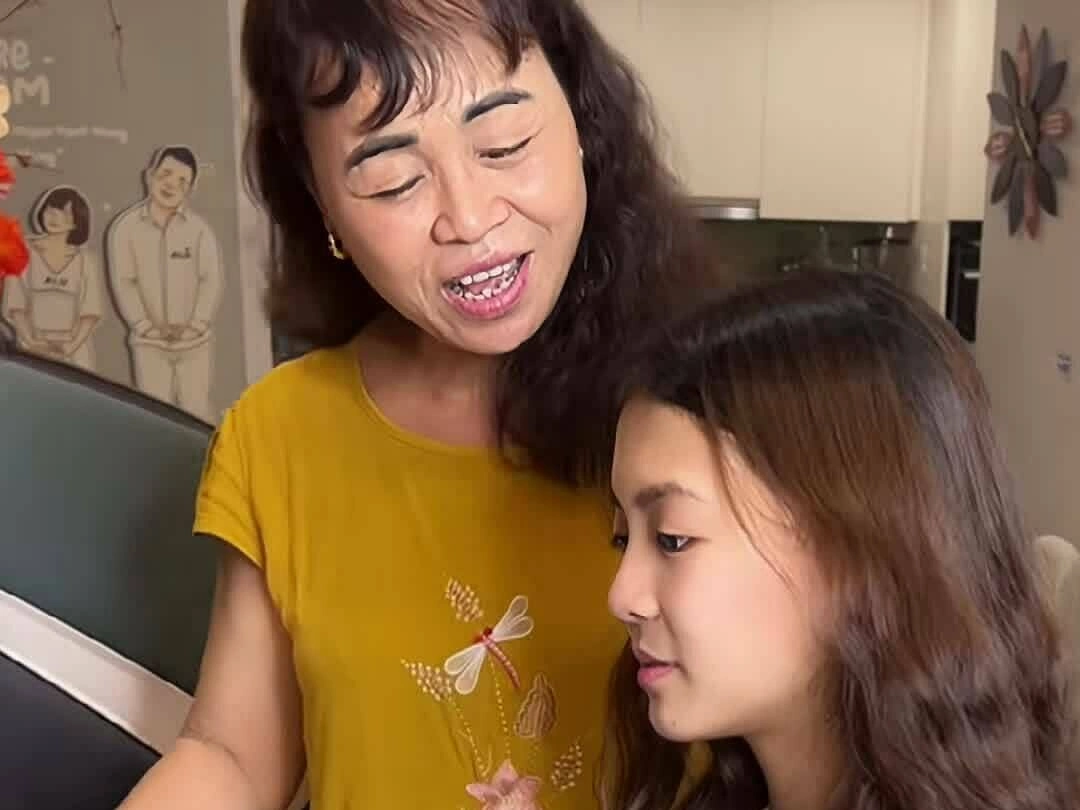 Ali Thục Phương hát cùng bà nội