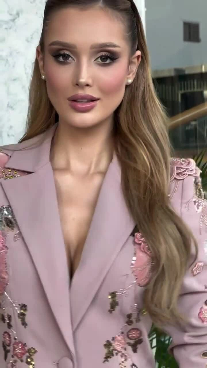 'Búp bê' Cộng hòa Czech tạo dáng ở hậu trường Miss World 2026
