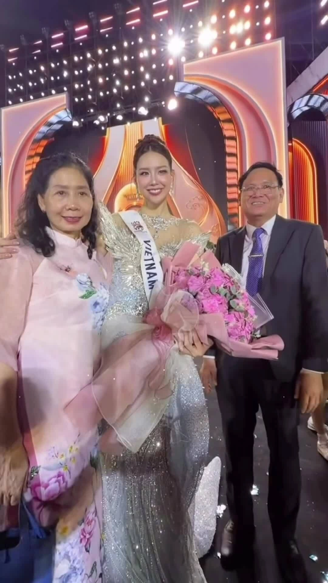 Giây phút Bảo Ngọc trên sân khấu và gặp bố mẹ tại chung kết Miss World