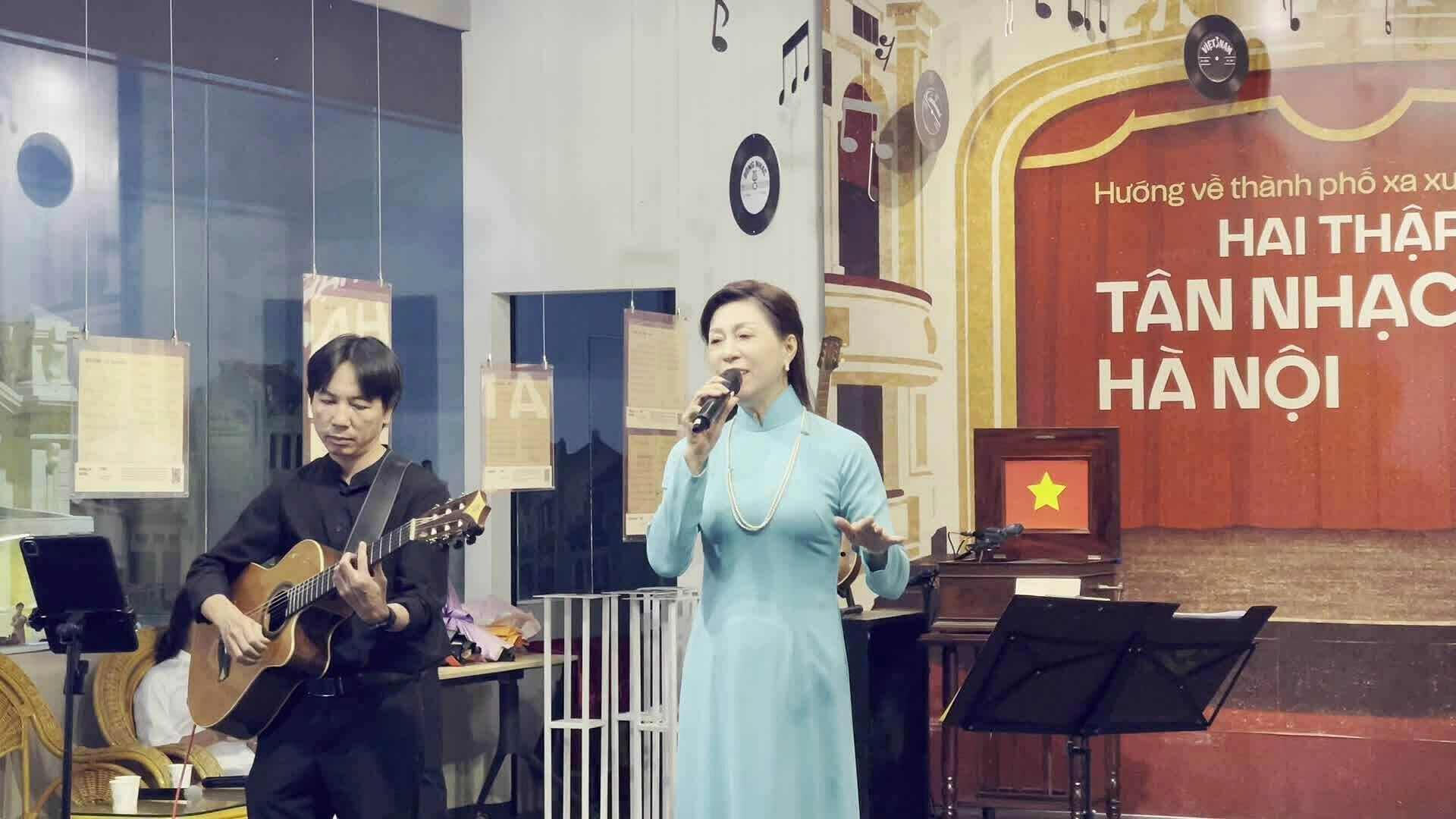 Ca sĩ Quỳnh Hoa thể hiện ca khúc 'Hà Nội 49'