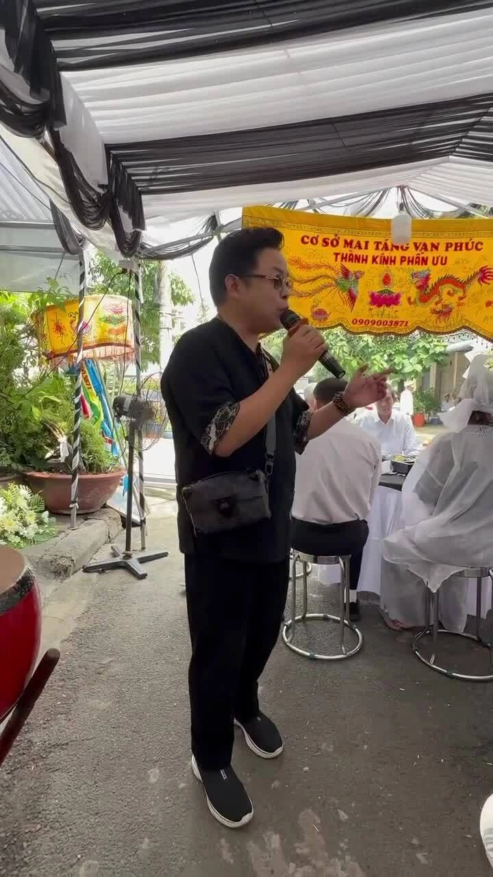 Quang Lê hát "Cõi nhớ" ở buổi đưa tiễn nhạc sĩ Sông Trà