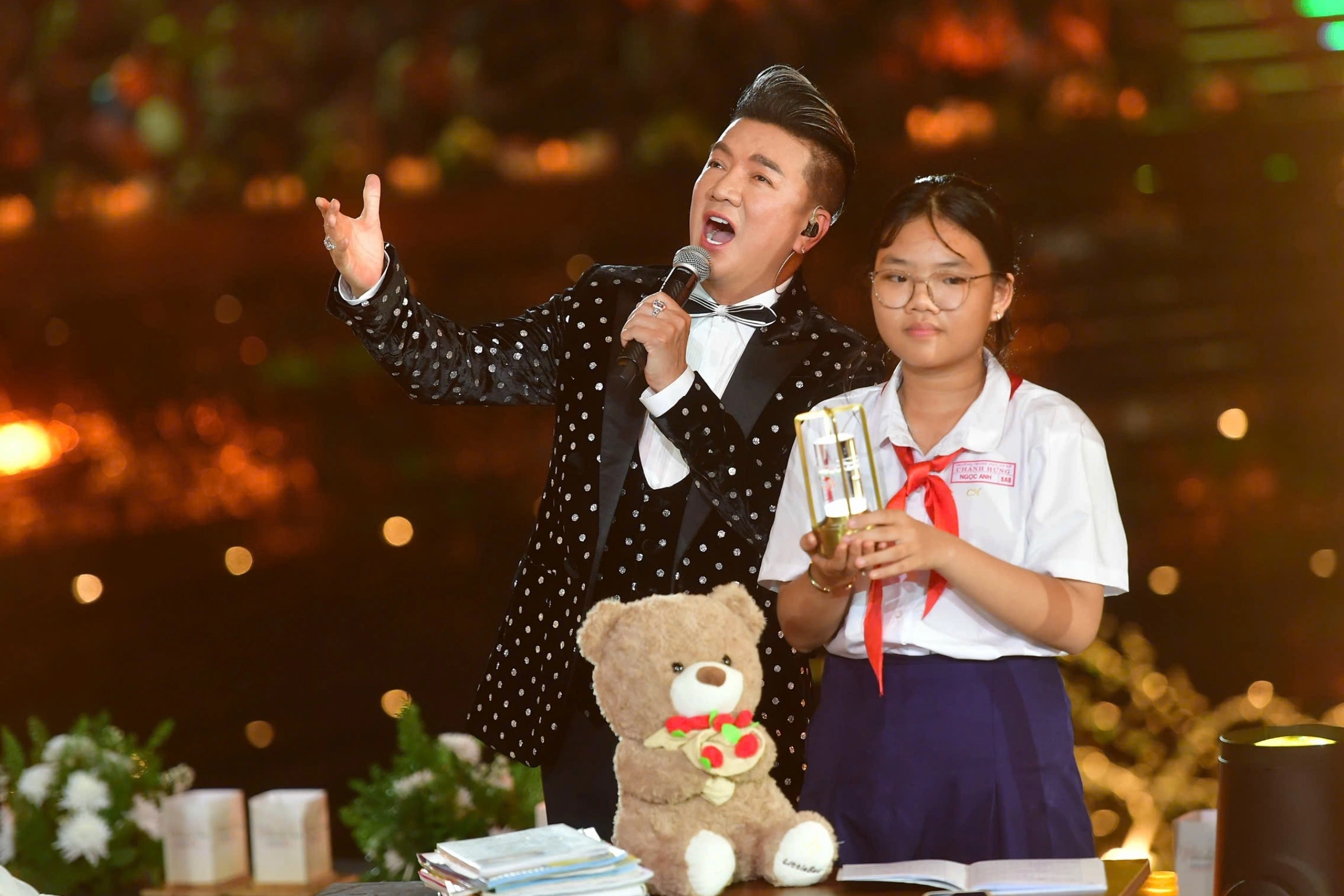 Ca sĩ Đàm Vĩnh Hưng hát Hãy cho con một mái nhà (Gin Tuấn Kiệt sáng tác) bên bé Ngọc Anh