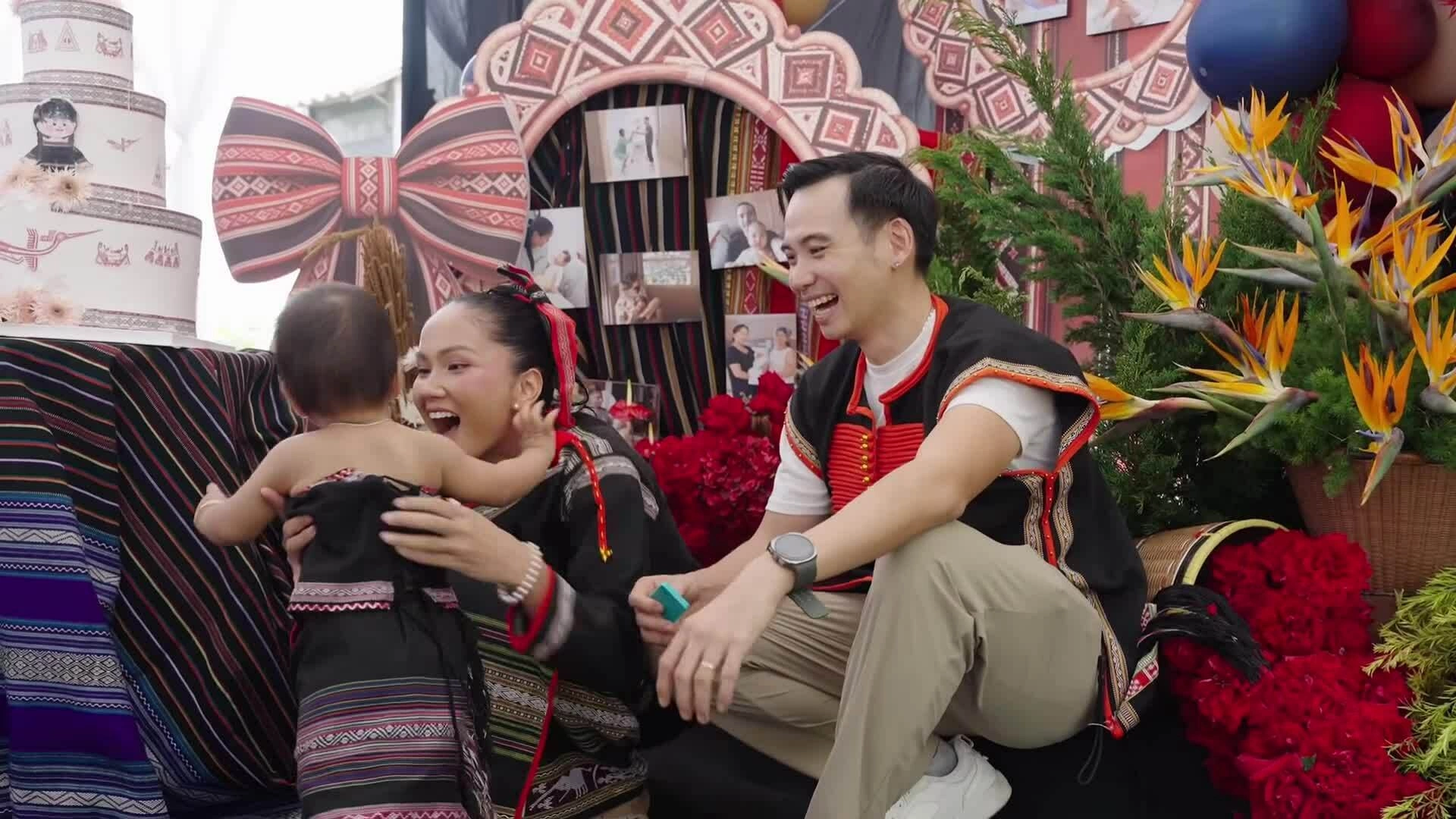 Gia đình H'Hen Niê diện trang phục Ê đê mừng thôi nôi con gái