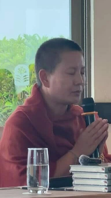 Ni sư Ani Choying Drolma tụng Lục Tự Đại Minh Chân Ngôn