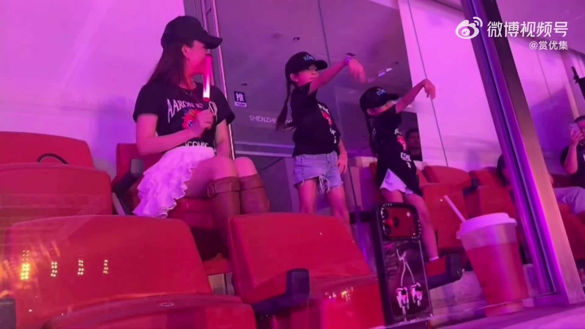 Hai con gái nhảy trong liveshow Quách Phú Thành