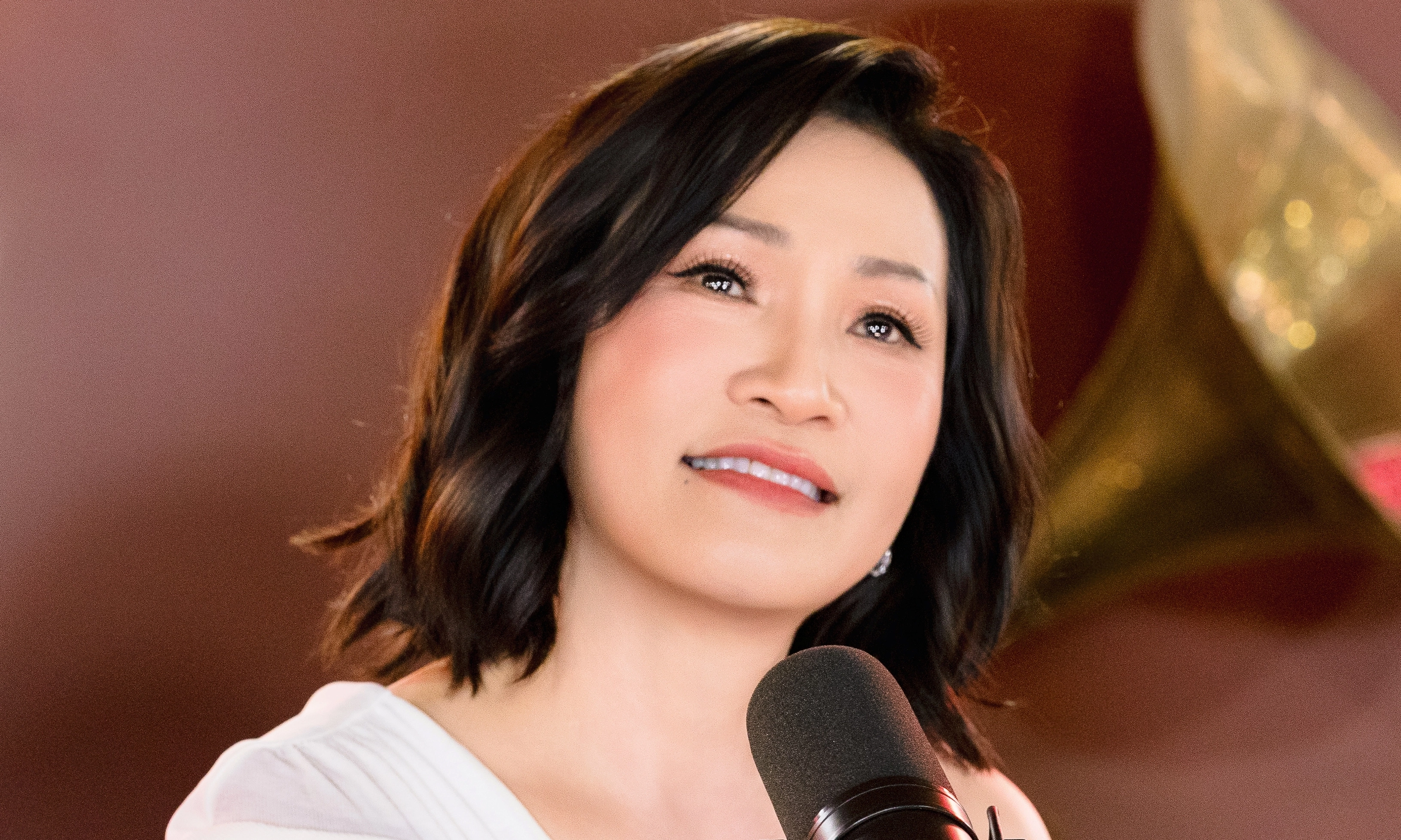 Hồng Đào gây chú ý khi hát 'Xuân thì'