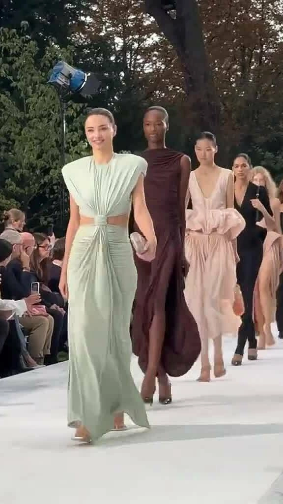 Miranda Kerr catwalk ở show Xuân Hè 2027 của Stella McCartney