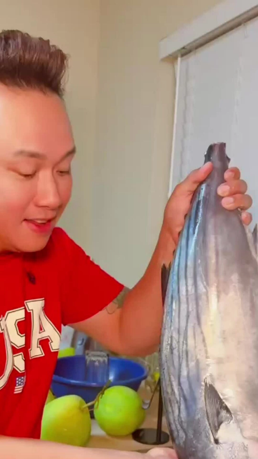 Hàn Thái Tú nấu bún cá ngừ