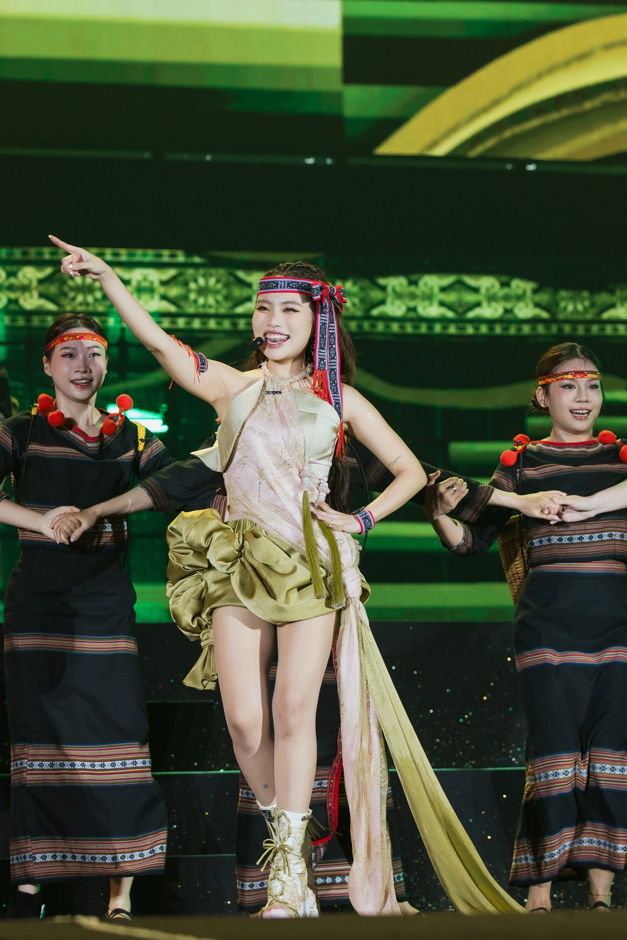 Phương Mỹ Chi diễn 'Ưng cái bụng' cùng Kay
Trần