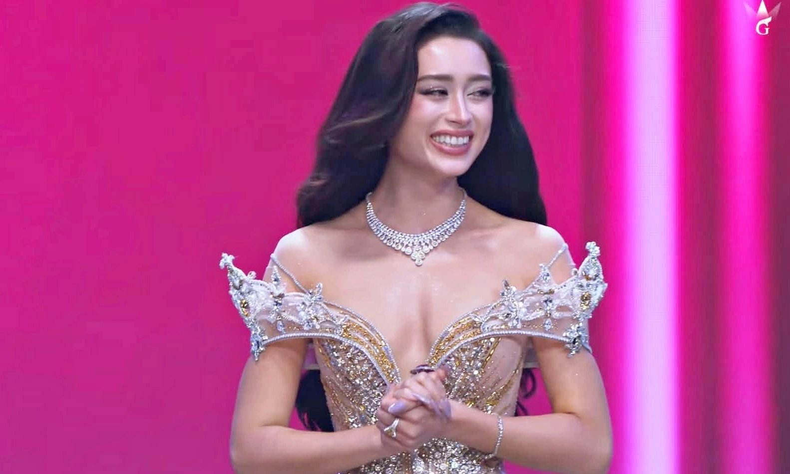 Khoảnh khắc Emoura Phạm được gọi tên vào top 5 Miss Grand International 2026