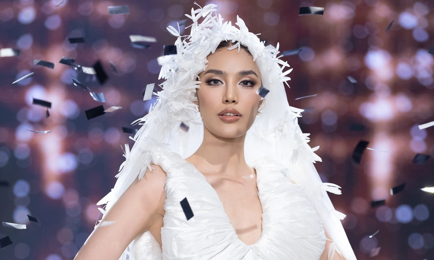 Lan Khuê diễn vedette show thời trang Nguyễn Phúc Tuấn