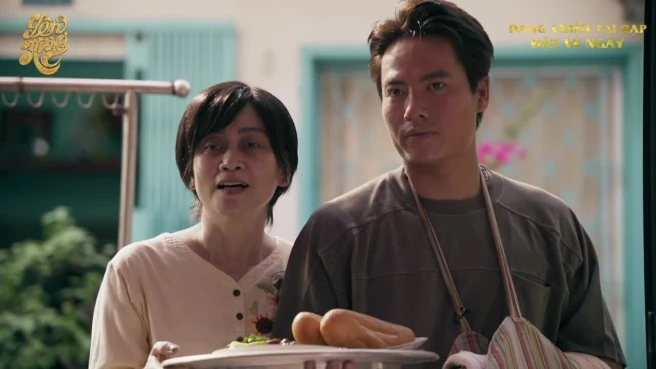 Trích đoạn bà Lan (Tuyết Thu) được con trai gội đầu lần cuối trong phim "Lên hương"