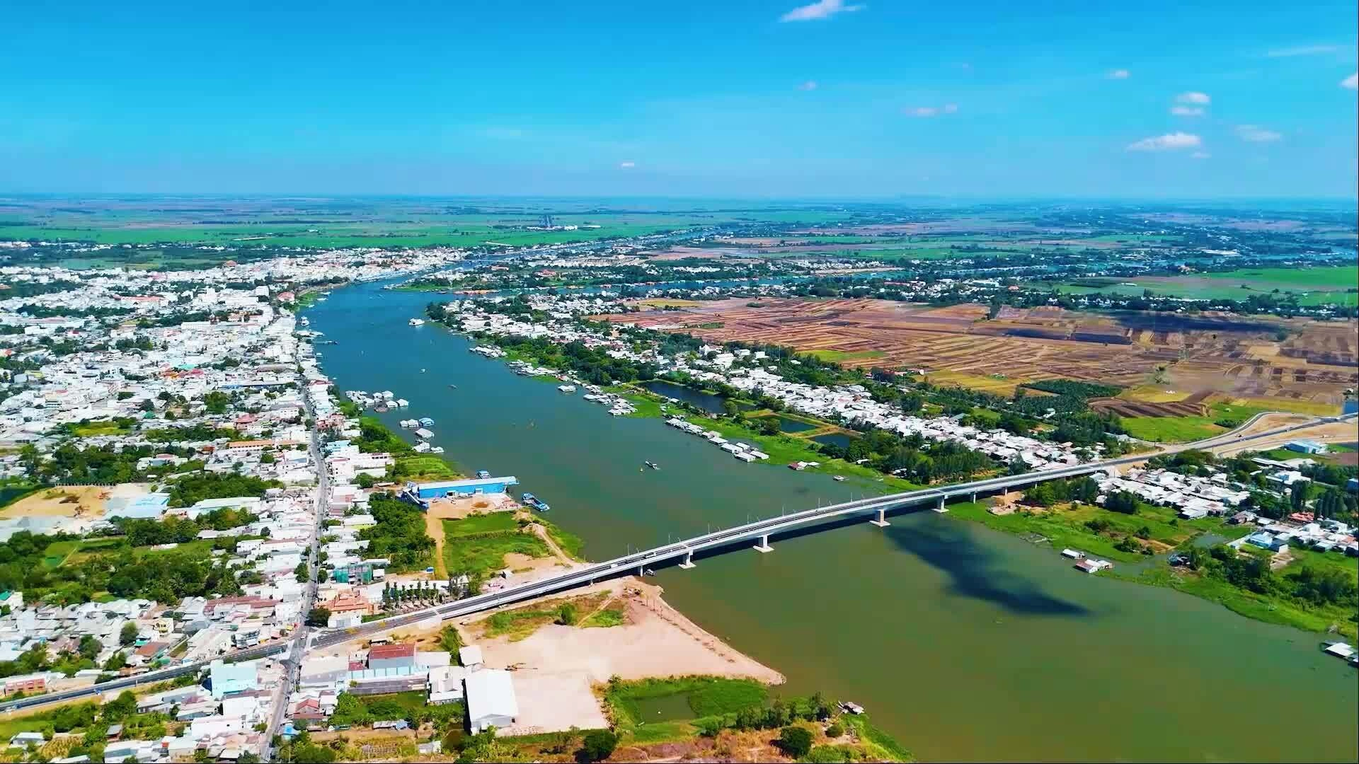 CHẠM MỘT MIỀN CHĂM