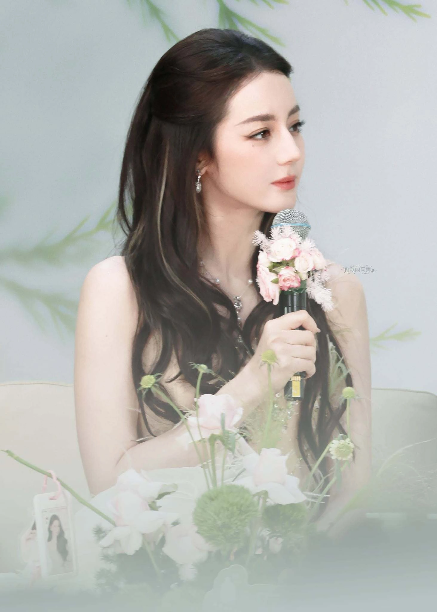 Địch Lệ Nhiệt Ba diện đầm lụa Bảo Lộc của nhà mốt Việt