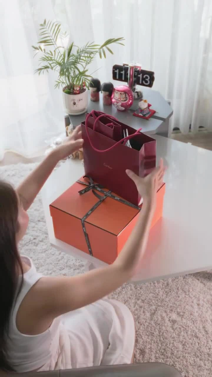 Khả Ngân khui quà của Nhan Phúc Vinh