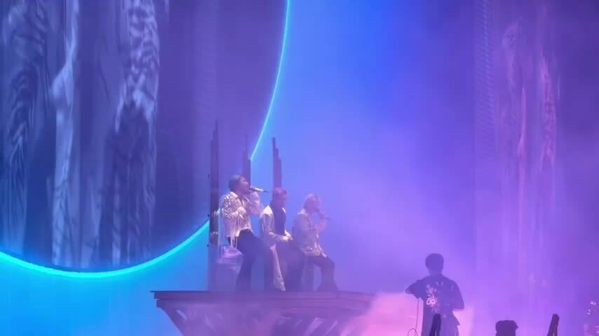 BigBang biểu diễn 'Haru Haru'