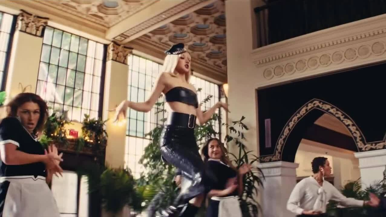Trích MV "Tarantino" của Lisa