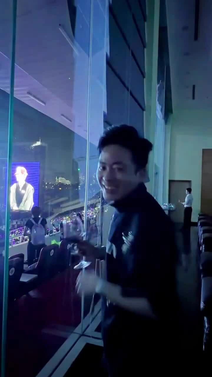 Tùng Dương nhún nhảy theo âm nhạc trong concert BigBang