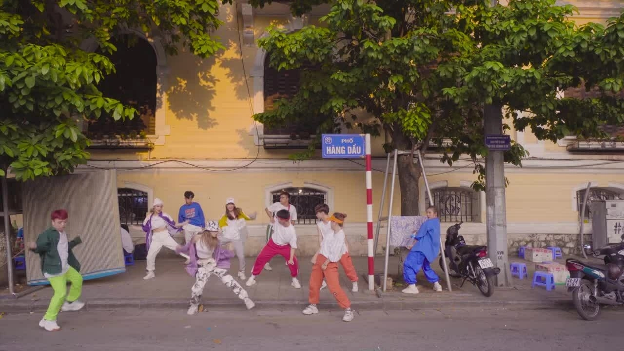 Oops Crew livestream giao lưu cùng độc giả iOne