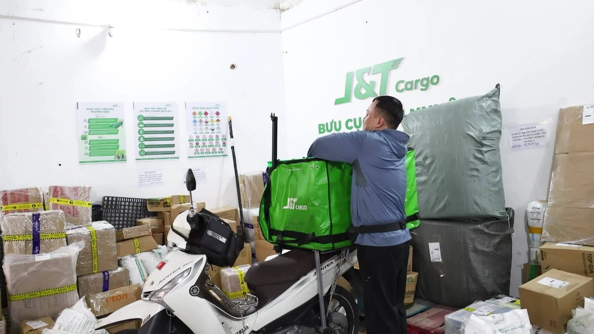 Cách bưu cục J&T Cargo Phú Nhuận giải bài toán hàng nặng nội đô TP.HCM