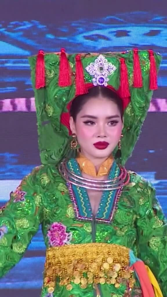 Đan Tiên diễn trang phục dân tộc