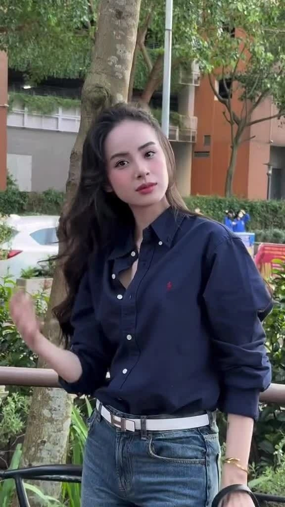 'Dâu hào môn' Hương Liên hút 5 triệu lượt xem khi bắt mốt áo 'giàu ngầm'