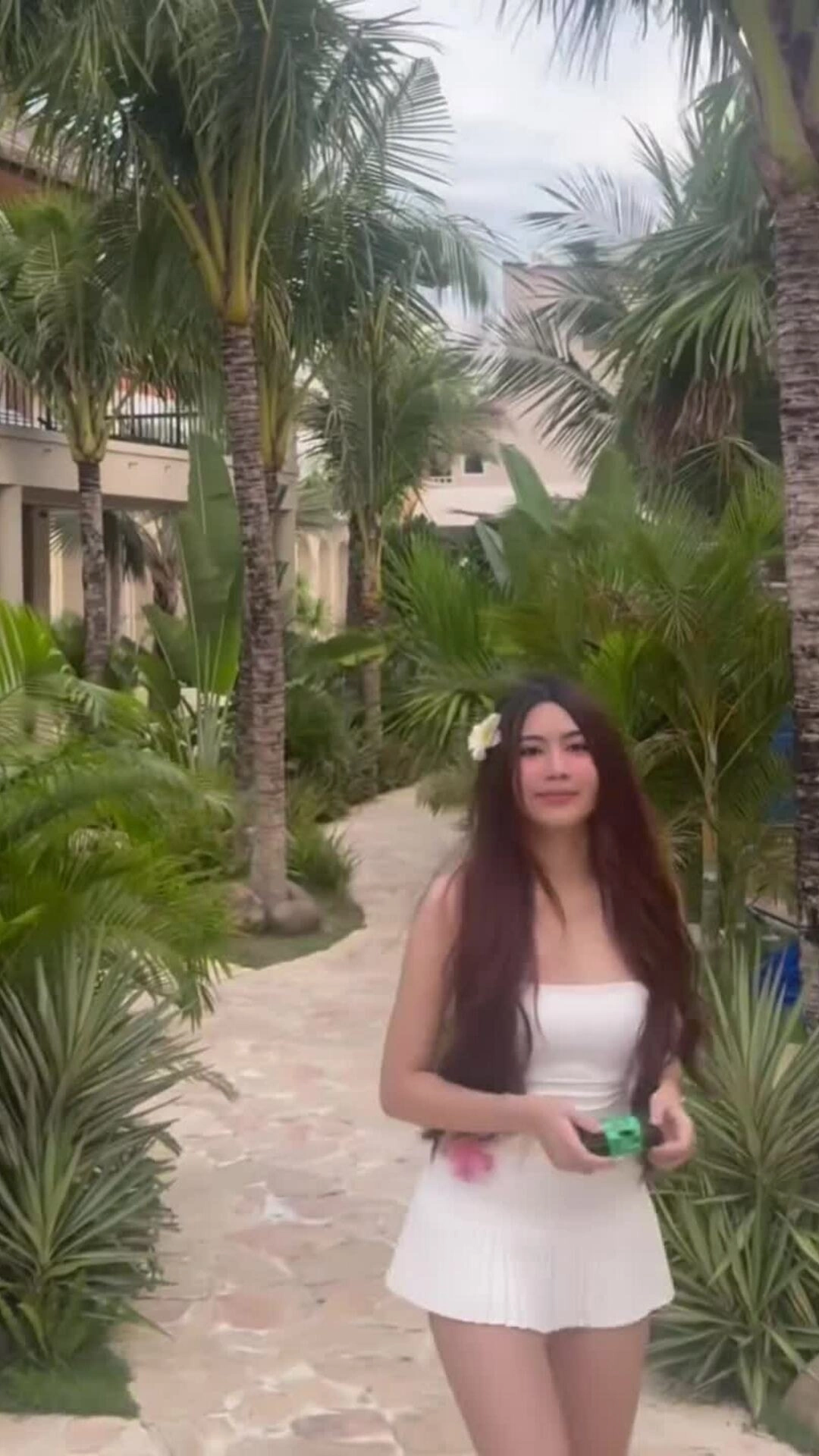Trang phục tôn dáng tuổi 17 của con gái út Quyền Linh