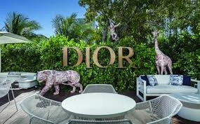 Lệ Quyên check-in quán cà phê Dior ở Miami