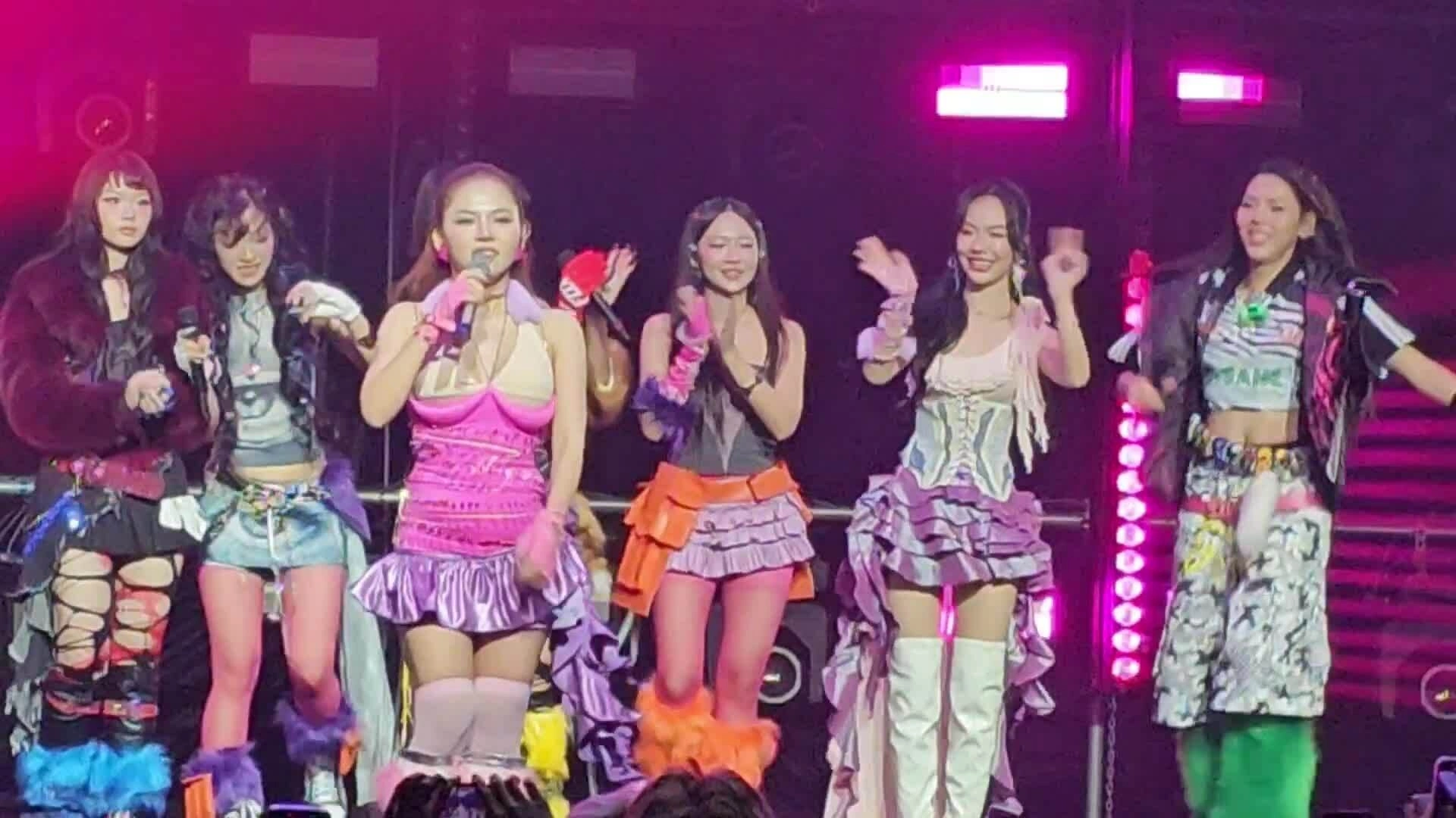 Han Sara và dàn 'em xinh' ôm nhau trên sân khấu, cảm ơn khán giả