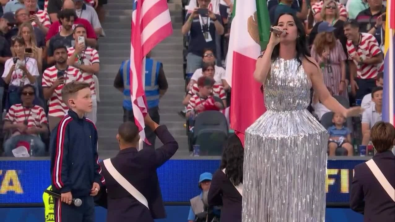 Justin Trudeau bị chỉ trích vì bỏ lỡ trận ra quân của Canada để cổ vũ Katy Perry