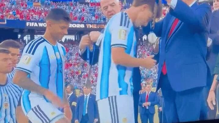 Cầu thủ Argentina phớt lờ ông Trump khi nhận huy chương á quân World Cup
