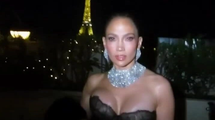 Jennifer Lopez rực rỡ đón tuổi 57 trên đất Âu