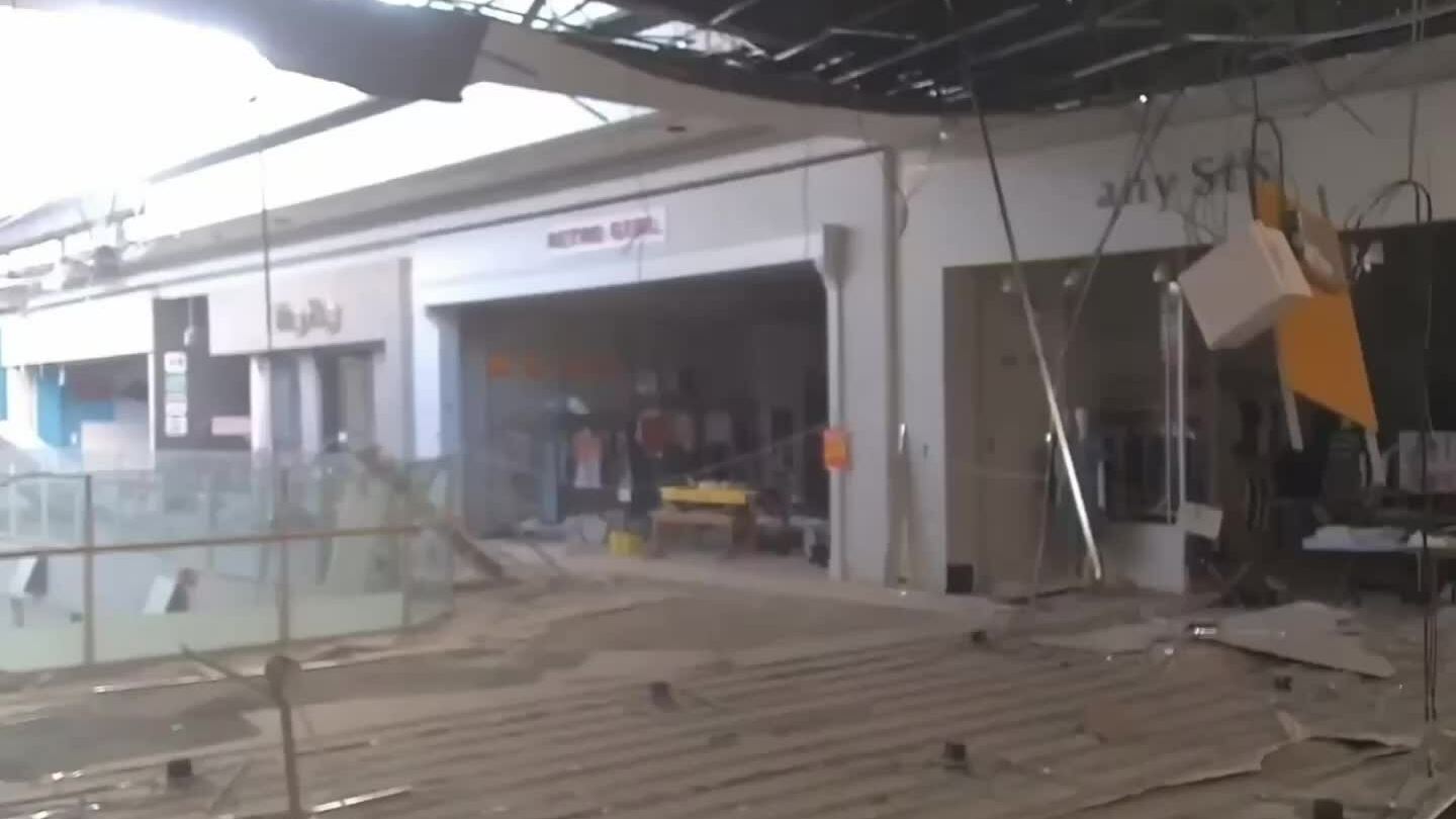 Khung cảnh đổ nát bên trong AEON Mall Kumamoto sau động đất