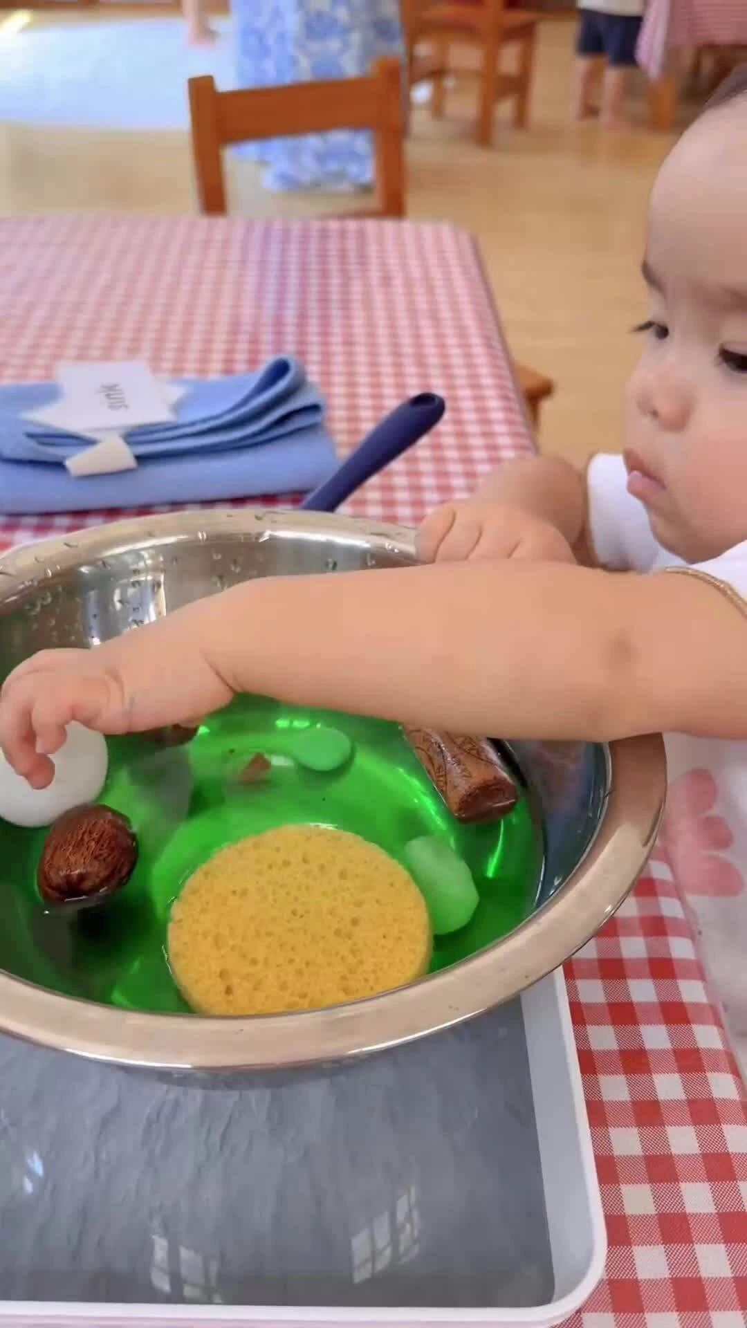 園の机で感触遊びをするゴーちゃん