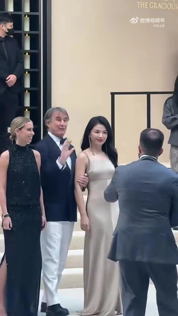 上海のブランドイベントで、劉濤の隣に立ち、腕を回すブルネロ・クチネリ氏