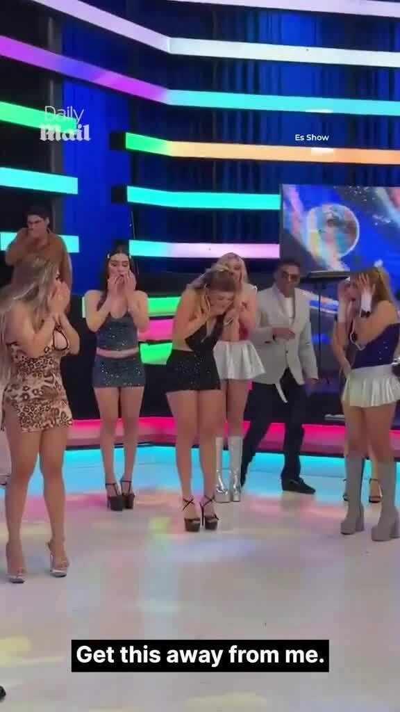 メキシコの番組『Es Show』のスタジオで、出演者らが驚いて顔に手を当てている映像の一場面