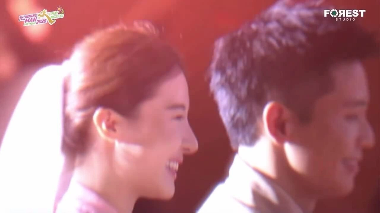 『Running Man Vietnam』の予告映像で、花嫁姿のLê Khanhと花婿姿のQuân A.Pが並ぶ場面
