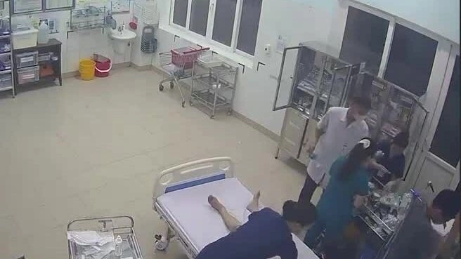 Người đàn ông ngừng tim sau khi tự đi bộ đến viện cấp cứu Thoát chết khi tự đi bộ vào khoa cấp cứu