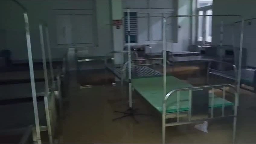 Bệnh viện ngập sâu, bệnh nhân cạn kiệt lương thực