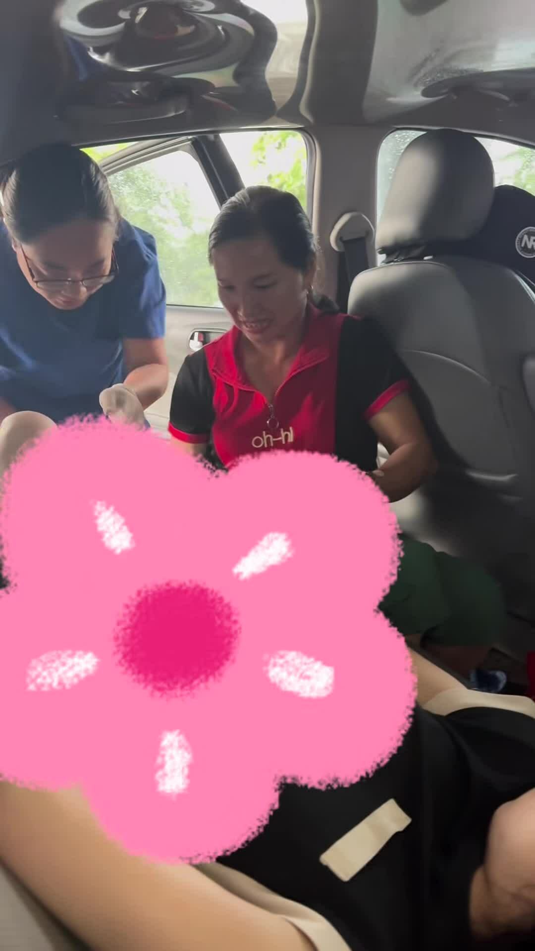 Đẻ rơi ngay trên ôtô