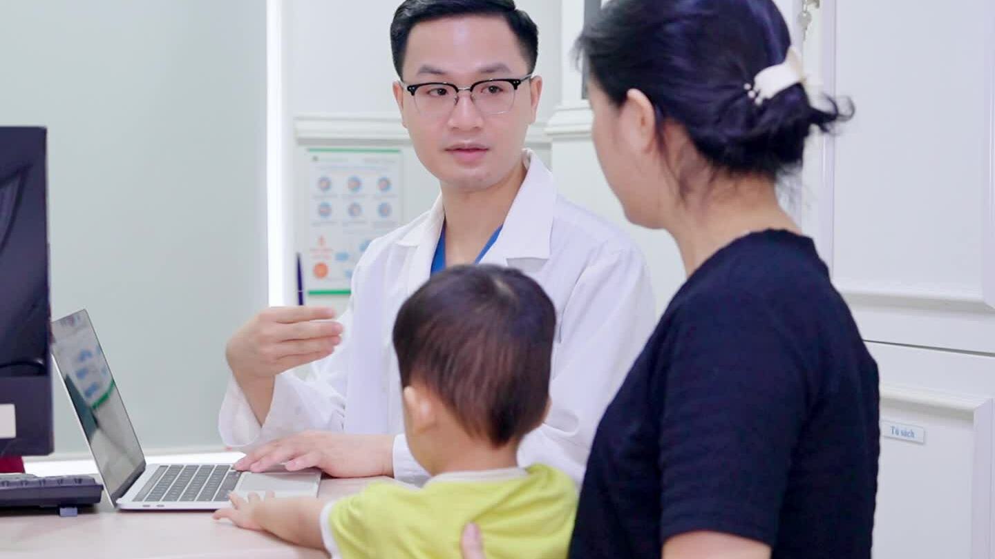 Bé 27 tháng tuổi có khối ăn mòn xương tai