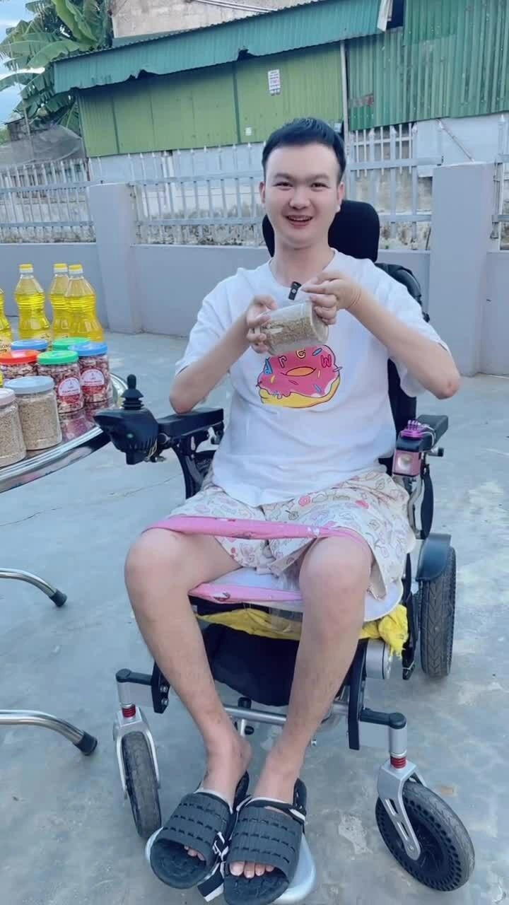 Cuộc hồi sinh của chàng trai liệt tứ chi livestream bán hàng trên xe lăn