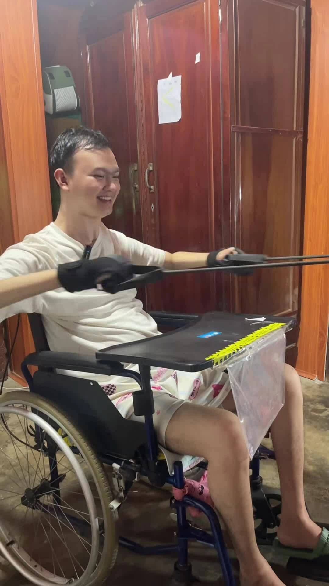 Cuộc hồi sinh của chàng trai liệt tứ chi livestream bán hàng trên xe lăn