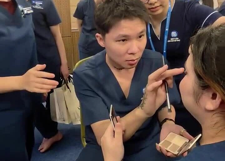 Bác sĩ nam thi trang điểm cho đồng nghiệp nữ