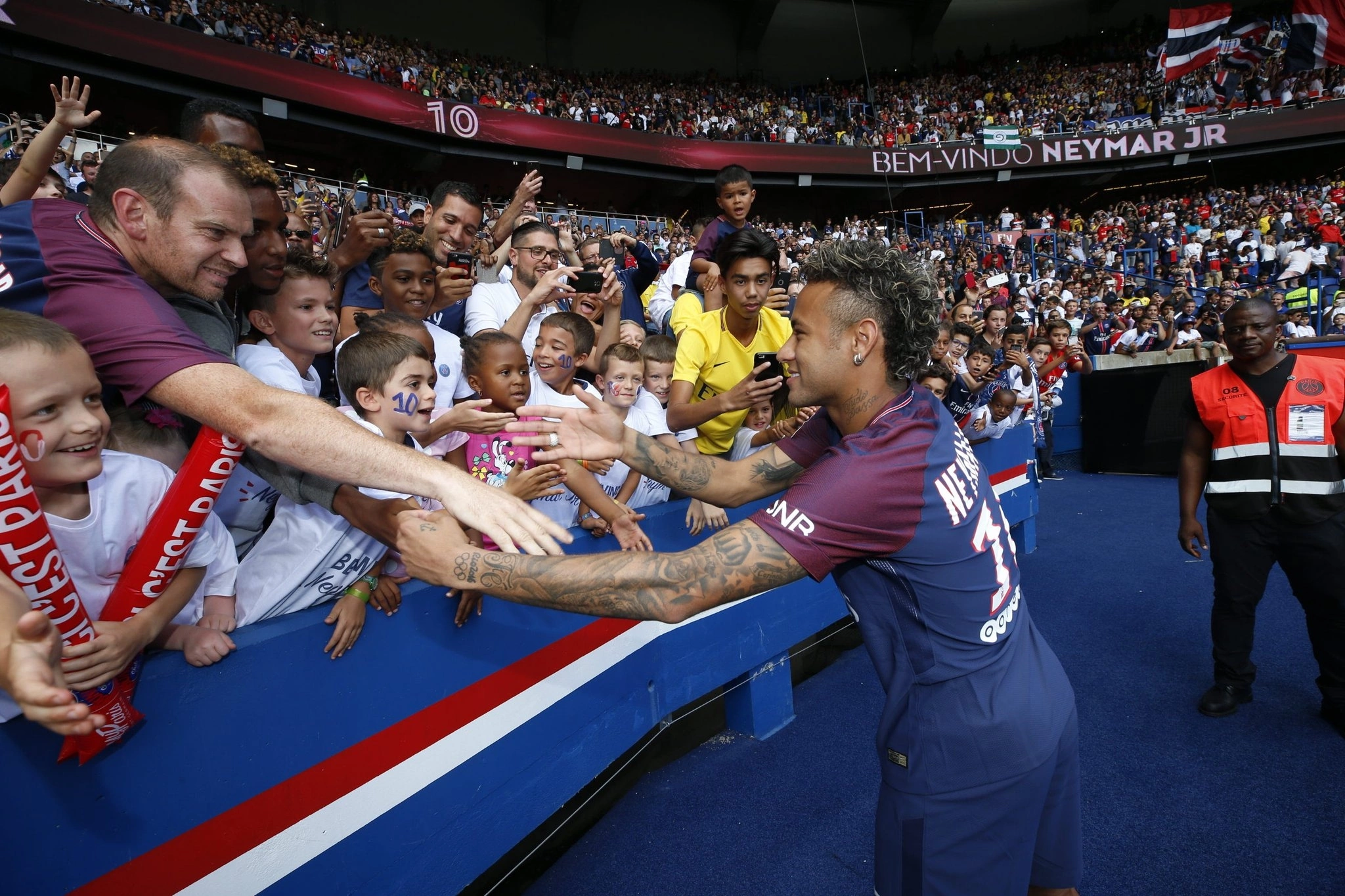 Neymar ra mắt với CĐV PSG tại Parc des Princess