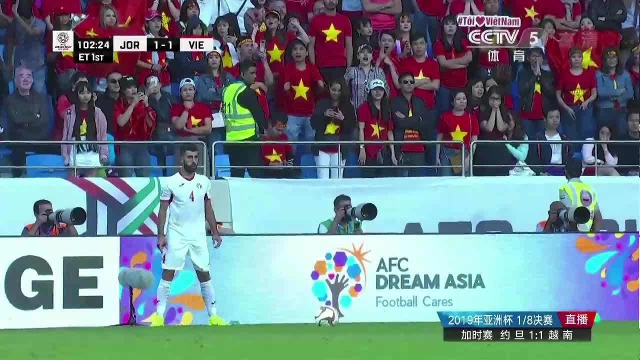 Văn lâm đấm bóng cứu thua
