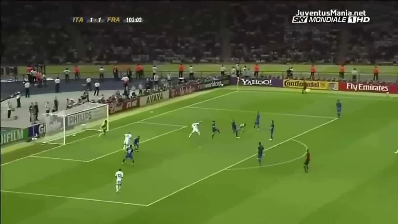 Buffon cản cú đánh đầu của Zidane ở chung kết World Cup 2006