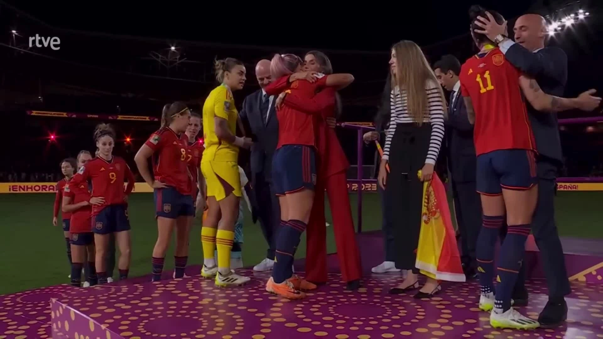 Hermoso bị cưỡng hôn